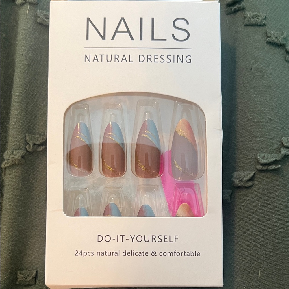 Stylish DIY Nail Set with Gold Accents